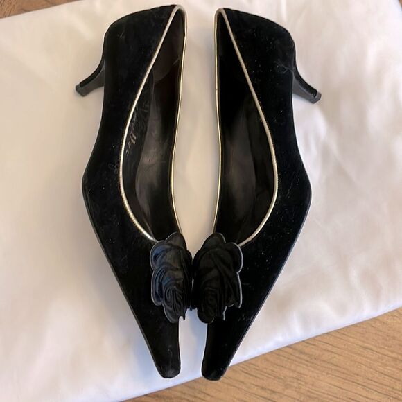 bettye muller velvet pointy toe low heeled pumps.  New without box - Picture 3 of 7
